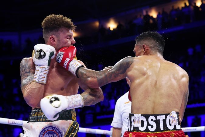 El gancho de "Bronco" Lara para noquear a Leigh Wood. /Foto: Marc Atkins/Getty Images