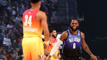 Giannis Antetokounmpo y LeBron James durante el NBA All Star Game.