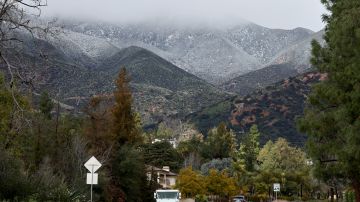 Las estribaciones de las Montañas de San Gabriel con nieve en el condado de Los Ángeles el 23 de febrero de 2023.