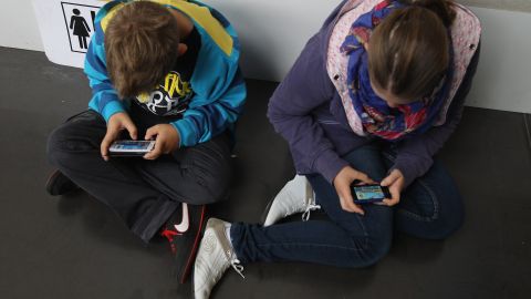 Los adultos deben fomentar prácticas responsables para garantizar un internet seguro a los menores de edad.