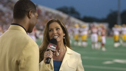 Lisa Guerrero entrevista a Marcus Allen en la transmisión de un juego de pretemporada de 2003.