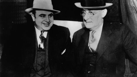 El gángster estadounidense Al Capone (1899 - 1947) con US Marshall Laubenheimar.