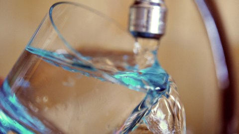Gobernador de Ohio bebe agua del grifo para demostrar que no hay riesgo tras derrame químico