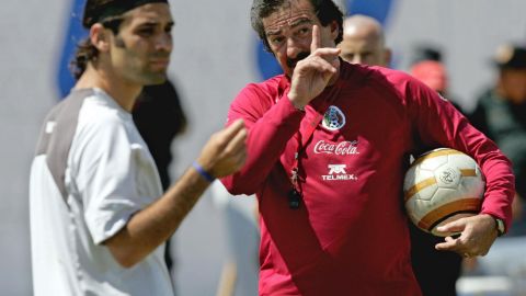 Rafael Márquez y Ricardo La Volpe durante un entrenamiento con la Selección Mexicana en el 2004.