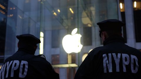 Alertan de banda de ladrones de Nueva York que roban AirPods Max de las mismas cabezas de sus víctimas