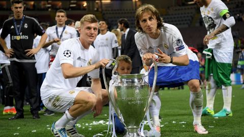 Toni Kroos (I) y Luka Modric (D), jugadores del Real Madrid.