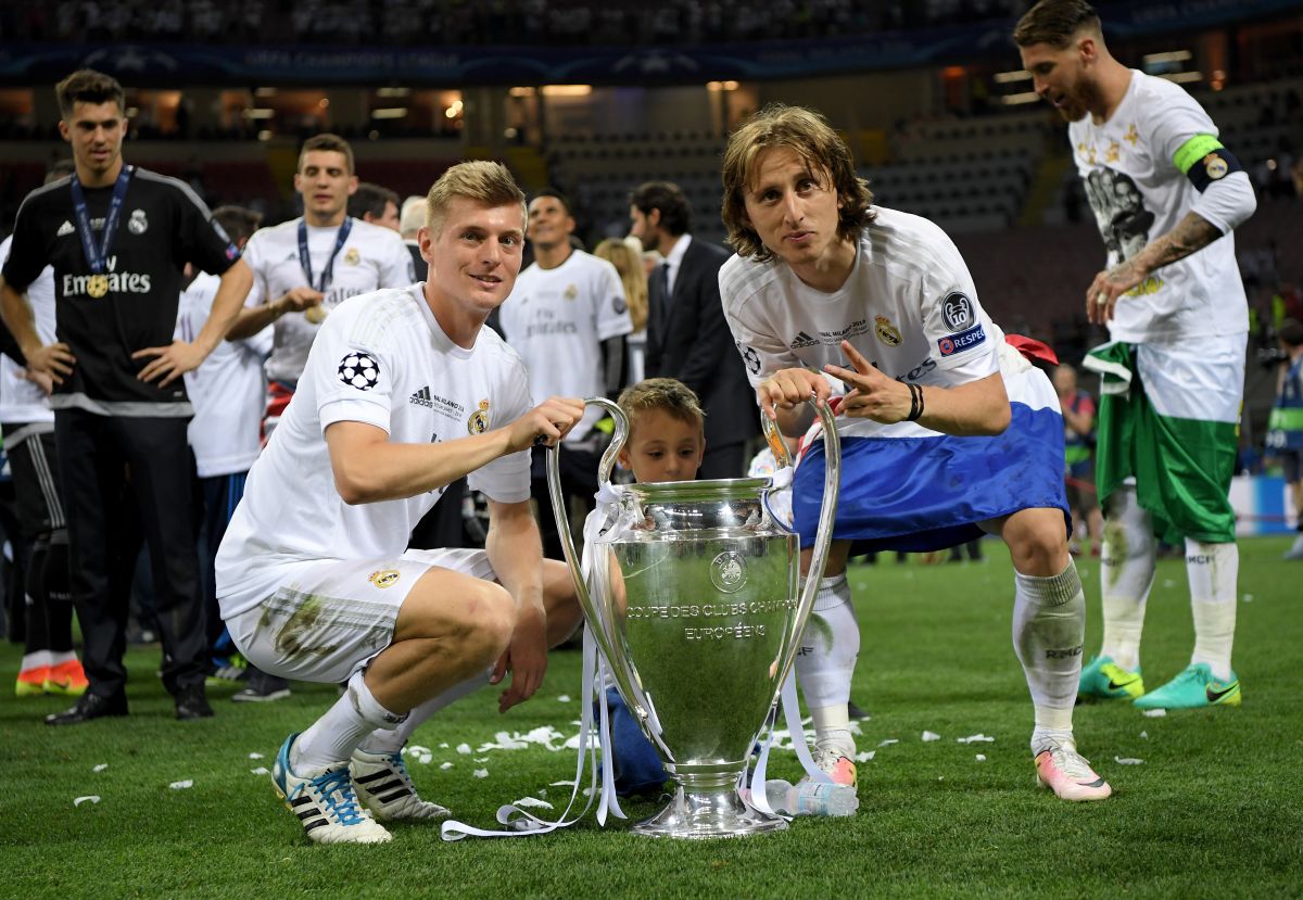  Luka Modric and Toni Kroos pose with the Champions League trophy after Real Madrid's victory in the 2016 UEFA Champions League Final.