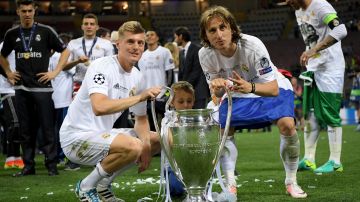Toni Kroos (I) y Luka Modric (D), jugadores del Real Madrid.