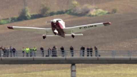 Instructor muere de paro cardíaco en pleno vuelo y copiloto pensó que era broma