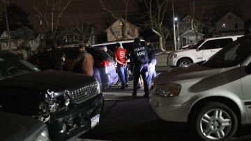 Agentes federales arrestan a un presunto pandillero el 28 de marzo de 2018 en Hempstead, Nueva York.