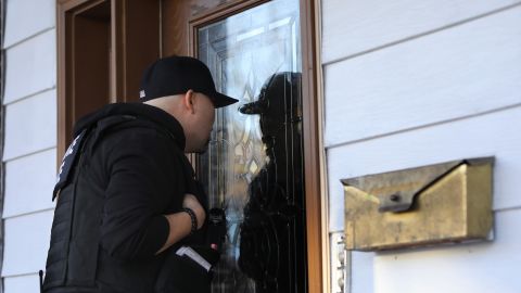 La demanda sostiene que agentes de ICE no deben hacerse pasar por policías para lograr arrestos de inmigrantes.