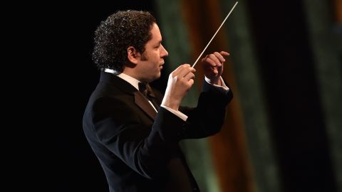 Gustavo Dudamel dirigiendo la Filarmónica de Los Ángeles en el Dolby Theatre.