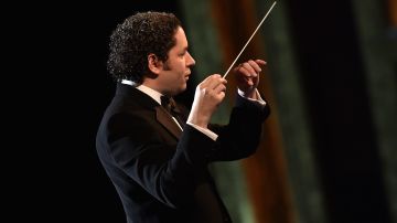 Gustavo Dudamel dirigiendo la Filarmónica de Los Ángeles en el Dolby Theatre.