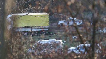 Esta fotografía tomada el 17 de febrero de 2023 en las afueras del pueblo de Lokorsko, a unos 20 kilómetros (12 millas) al noreste de Sofía, muestra una vista general del hallazgo de dieciocho migrantes muertos en la parte trasera de un camión abandonado