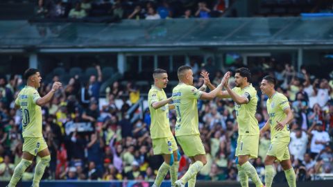 Henry Martín y el América celebran un gol contra el Necaxa.