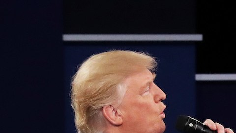 Hillary Clinton revela burlonamente qué hacía Trump durante un divertido momento del debate