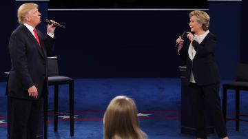 Hillary Clinton revela burlonamente qué hacía Trump durante un divertido momento del debate