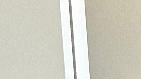 Jovani González diseñador de bolsas con materiales de segunda. (Araceli Martínez/La Opinión)