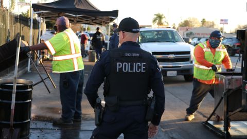 Autoridades de El Monte confiscan equipo de un puesto de tacos.