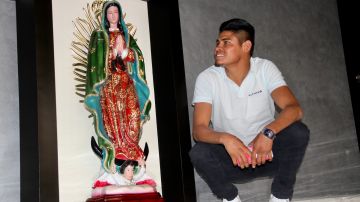 Emmanuel "Vaquero" Navarrete junto a la imagen de la Virgen de Guadalupe en su casa de San Juan Zitlaltepec.