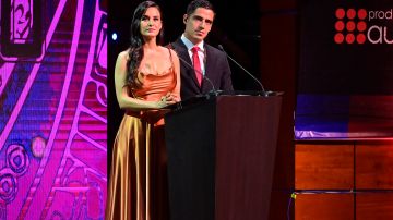 Georgina Holguin y Andrés Vaca en la ceremonia de Investidura 2022 del Salón de la Fama del Futbol Nacional e Internacional.