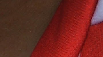 Escudo del club Rayos del Necaxa en su popular playera rojiblanca.