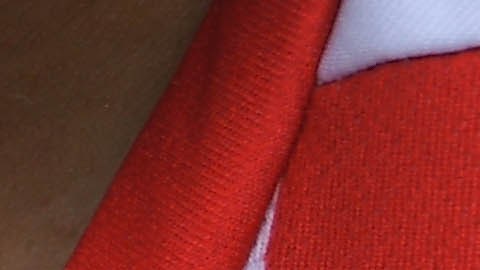 Escudo del club Rayos del Necaxa en su popular playera rojiblanca.
