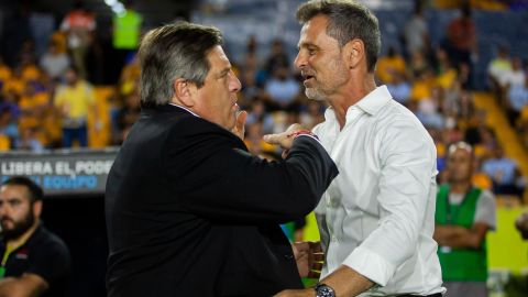 Miguel Herrera (i) y Diego Cocca (d) coincidieron en la Liga MX cuando entrenaban a Tigres y Atlas, respectivamente.