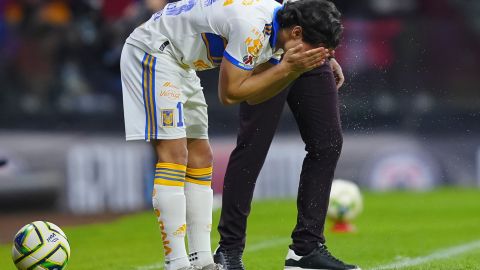 Diego Lainez antes de entrar de cambio en su debut con Tigres de la UANL en el Clausura 2023 de la Liga MX.