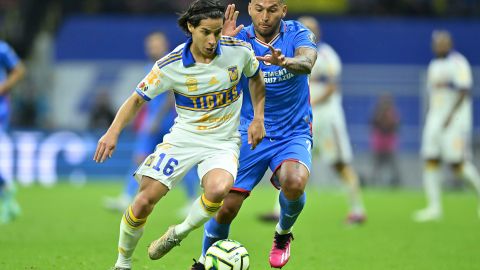 Diego Lainez disputa un balón con Juan Escobar, de Cruz Azul.