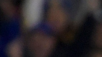 Jugadores de Tigres celebran una anotación a Pumas.