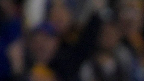 Jugadores de Tigres celebran una anotación a Pumas.
