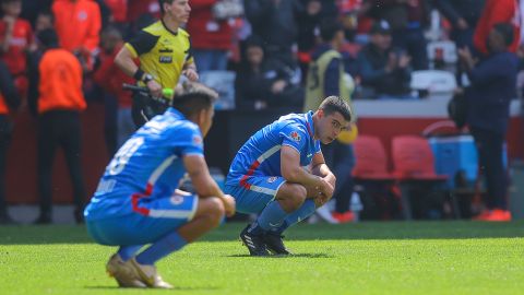 Jugadores de Cruz Azul lamentando la derrota contra Toluca.