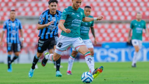 Gallos Blancos de Querétaro ante Mazatlán en la Liga MX.