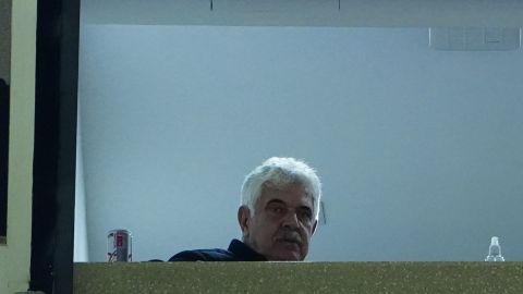 Ricardo Ferretti observa el Cruz Azul vs. Atlas desde un palco en el Estadio Azteca.