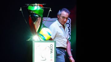 Ernesto Tinajero Presidente del Necaxa con el trofeo de campeón de la Copa Corona MX.