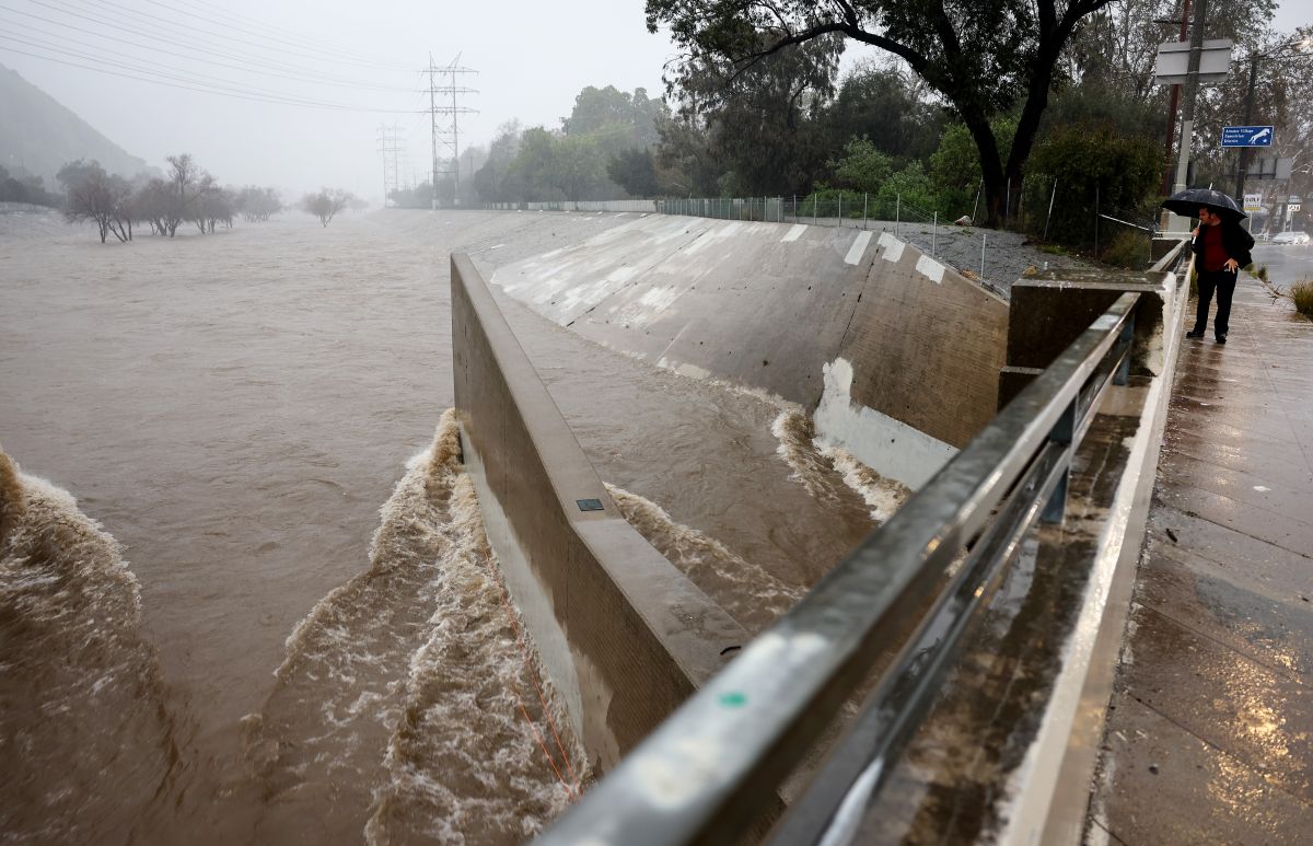 Inundaciones en Los Ángeles dejan autos varados bajo el agua cerca del
