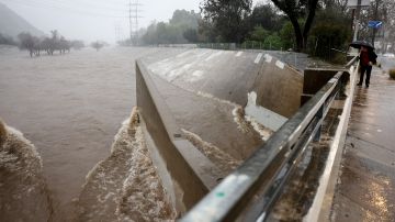 Inundaciones en Los Ángeles dejan autos varados bajo el agua cerca del aeropuerto de Burbank y en la autopista 5