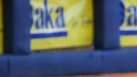 Irvin López (c) de Cañeros de Mochis anota una carrera contra los Vaqueros de Montería de Colombia.