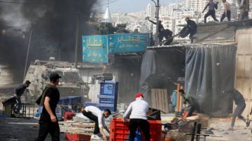 Los palestinos lanzaban piedras contra los vehículos blindados israelíes que ingresaron a Nablus el miércoles.