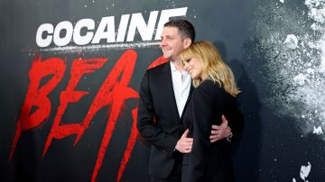 Jimmy Warden y Samara Weaving asisten al estreno en Los Ángeles de "Cocaine Bear"