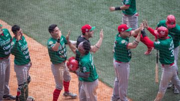 Jugadores de México celebran hoy una carrera contra República Dominicana, durante un juego por la primera ronda de la Serie del Caribe.
