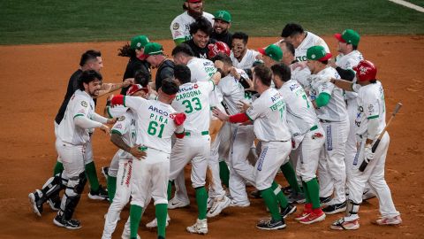 Jugadores de México celebran la victoria ante Colombia, durante la primera ronda de la Serie del Caribe Gran Caracas 2023.