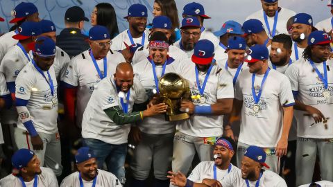 Jugadores de Tigres de Licey celebran con el trofeo al ganar la Serie del Caribe Gran Caracas 2023.