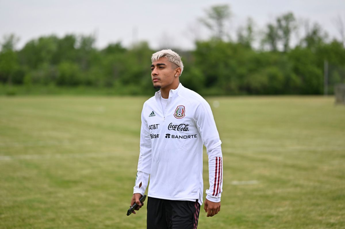 Julián Araujo con la Selección de México.