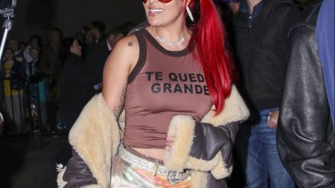 Karol G, cantante de género urbano, llegando a un juego de los Los Angeles Lakers.