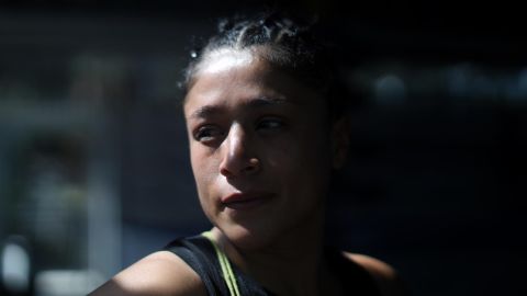 La boxeadora mexicana Erika Cruz habla durante una entrevista con EFE.