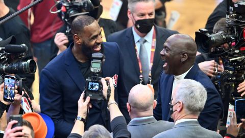 LeBron James y Michael Jordan se encuentran en el All Star Game de 2022.