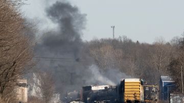 Liberan nube de gas tóxico mortal al hacer explotar un tren descarrilado en Ohio bajo una evacuación obligatoria