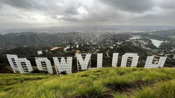 Ligera capa de nieve cae cerca del cartel de Hollywood